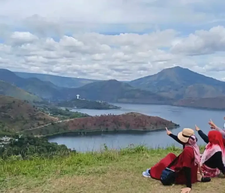 Bukit Holbung Samosir: Spot Foto Terbaik Danau Toba