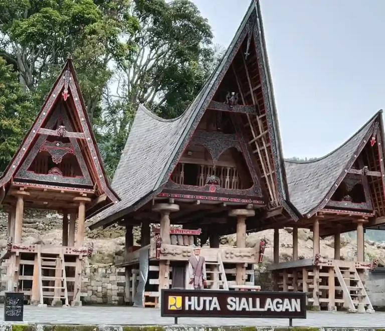 Desa Tomok Samosir: Wisata Sejarah dan Budaya Batak di Danau Toba